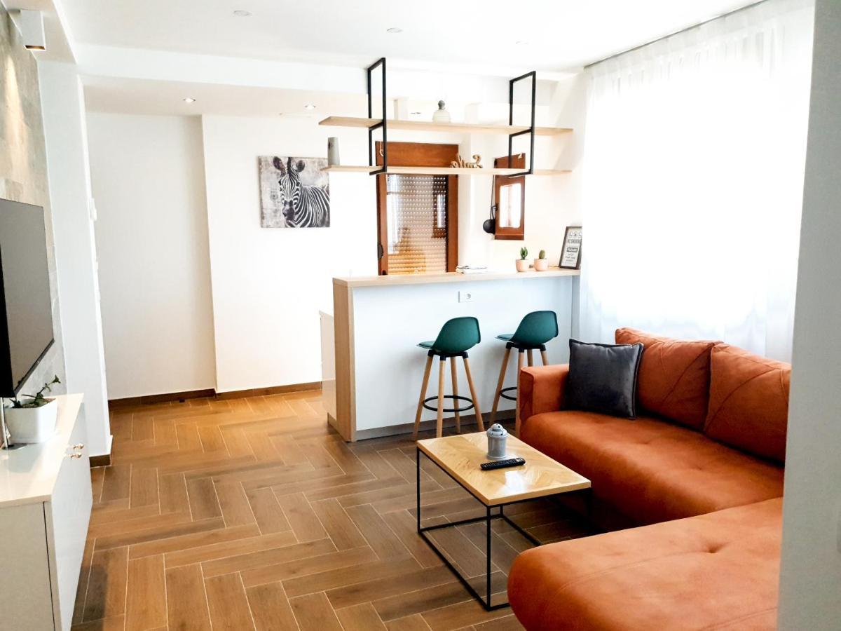 Lacasa & Restaurant Apartment *