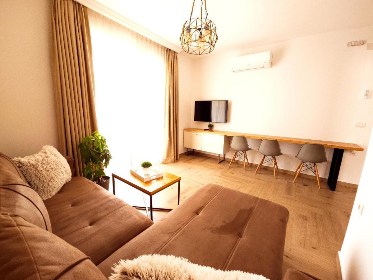 Apartment Lacasa & Restaurant *