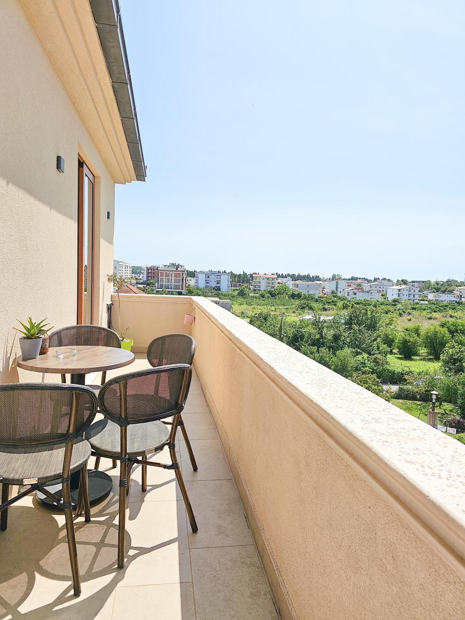 Lacasa & Restaurant Apartment