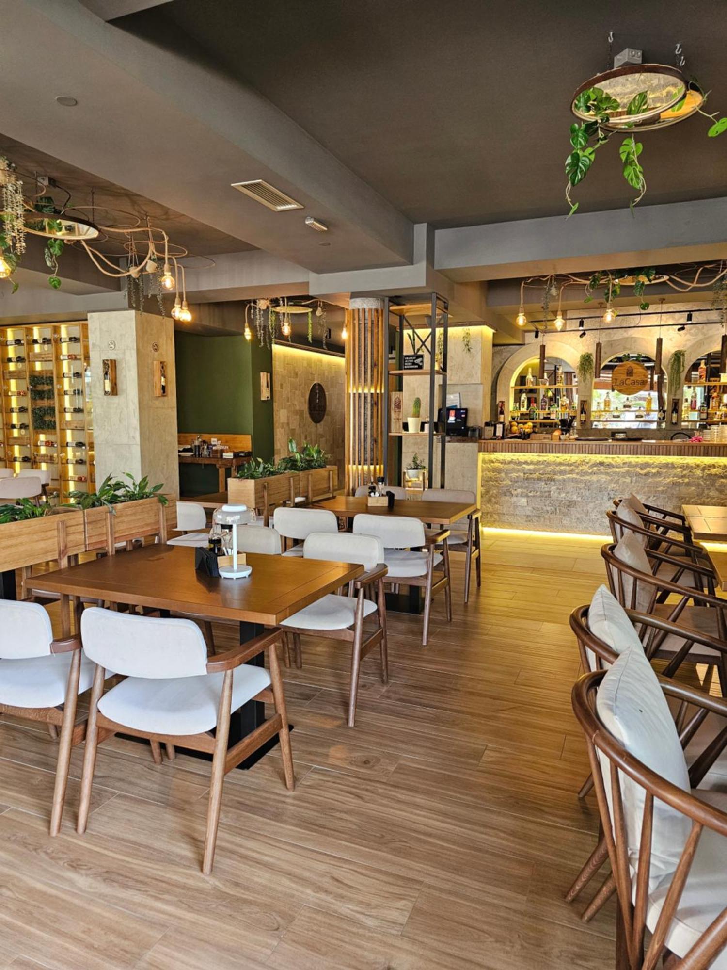 Apartment Lacasa & Restaurant *