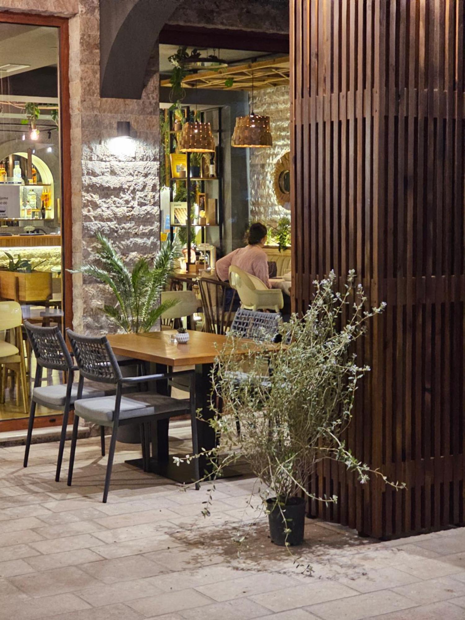 Lacasa & Restaurant Apartment *