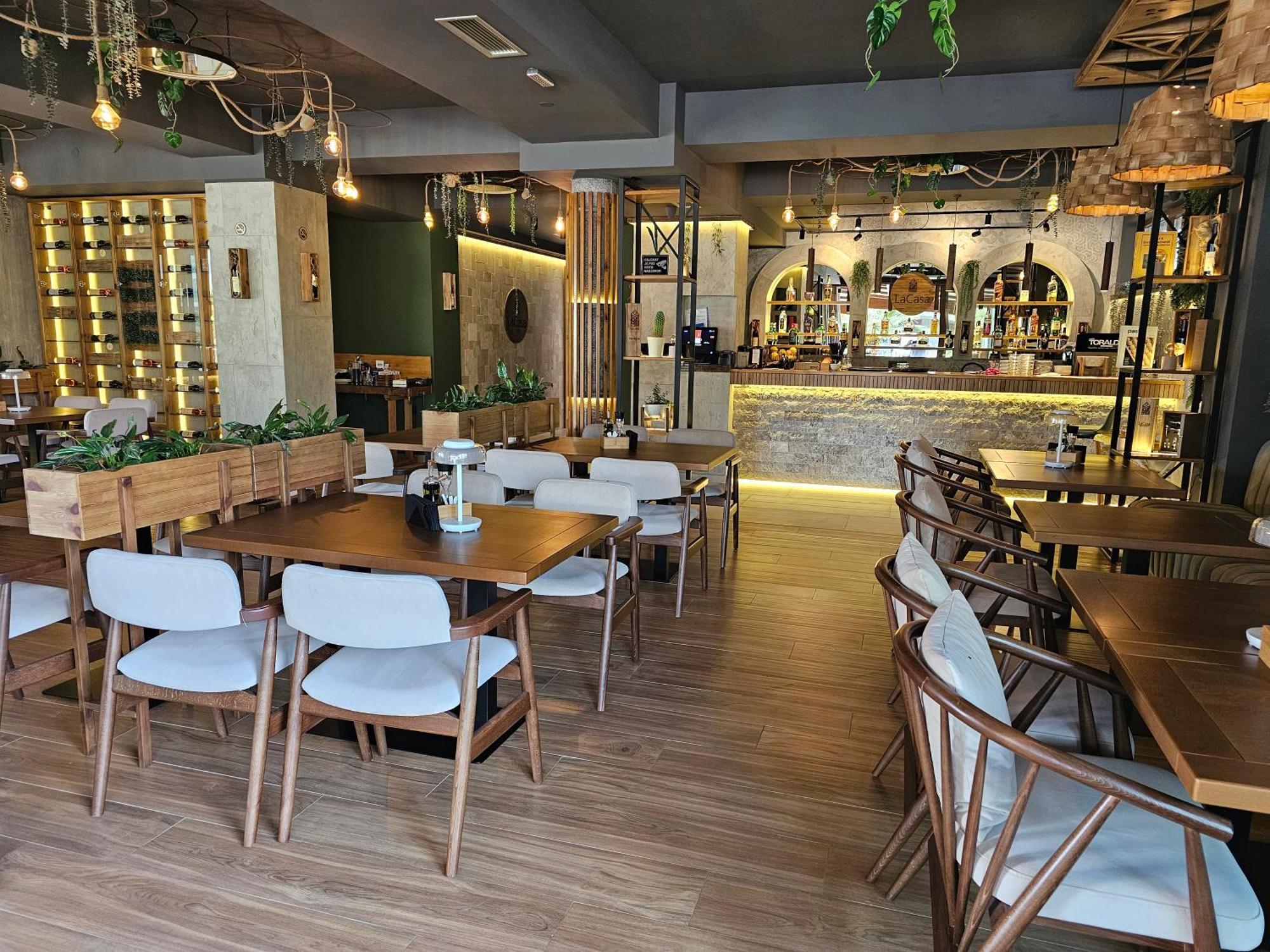 Apartment Lacasa & Restaurant